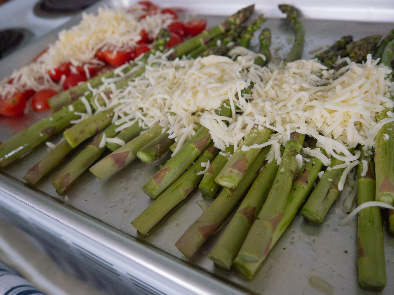 Baked Asparagus Caprese