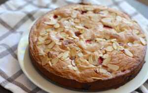 Strawberry Almond Cake 7-min