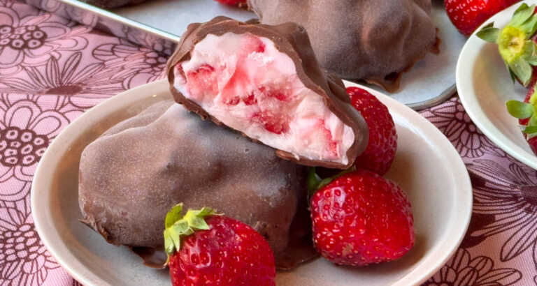 Chocolate Strawberry Clusters