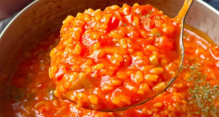 Polish Tomato Rice Soup (Pomidorowa z Ryzem)