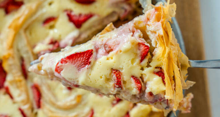 Strawberry Crinkle Cheesecake