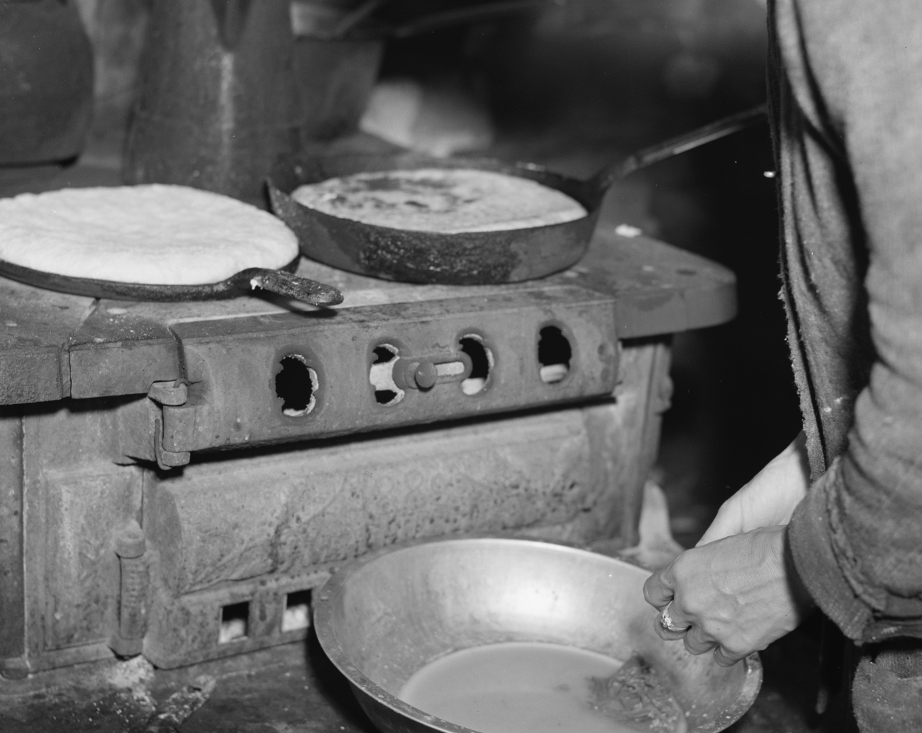 Making Cornbread on an old fashioned stove
