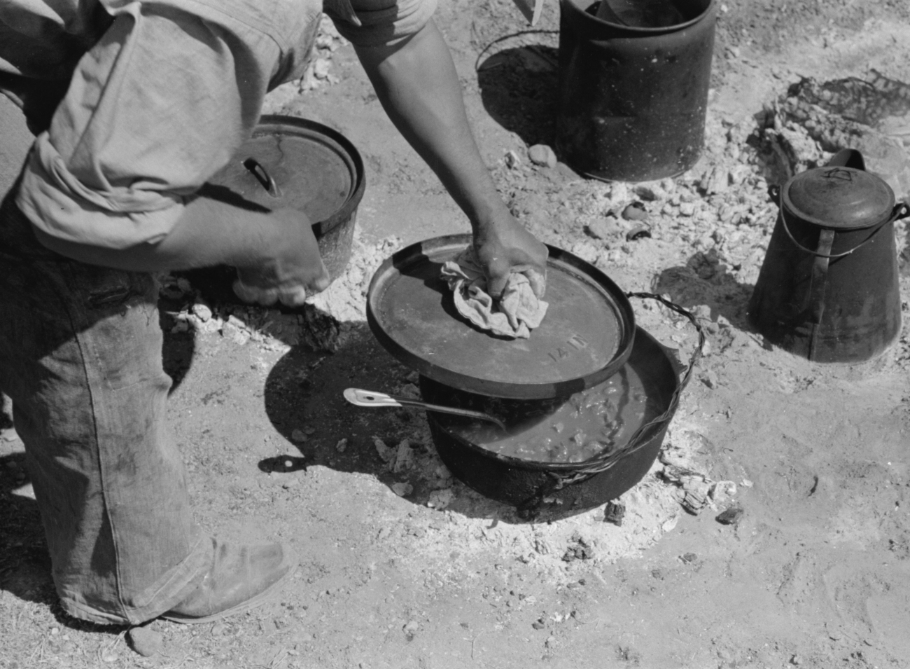 Making Chuck Wagon Chili Over Open Fire in Cast Iron Stockpot