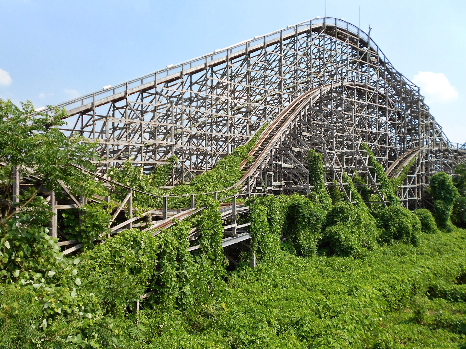 Nara Dreamland after a decade of decay.