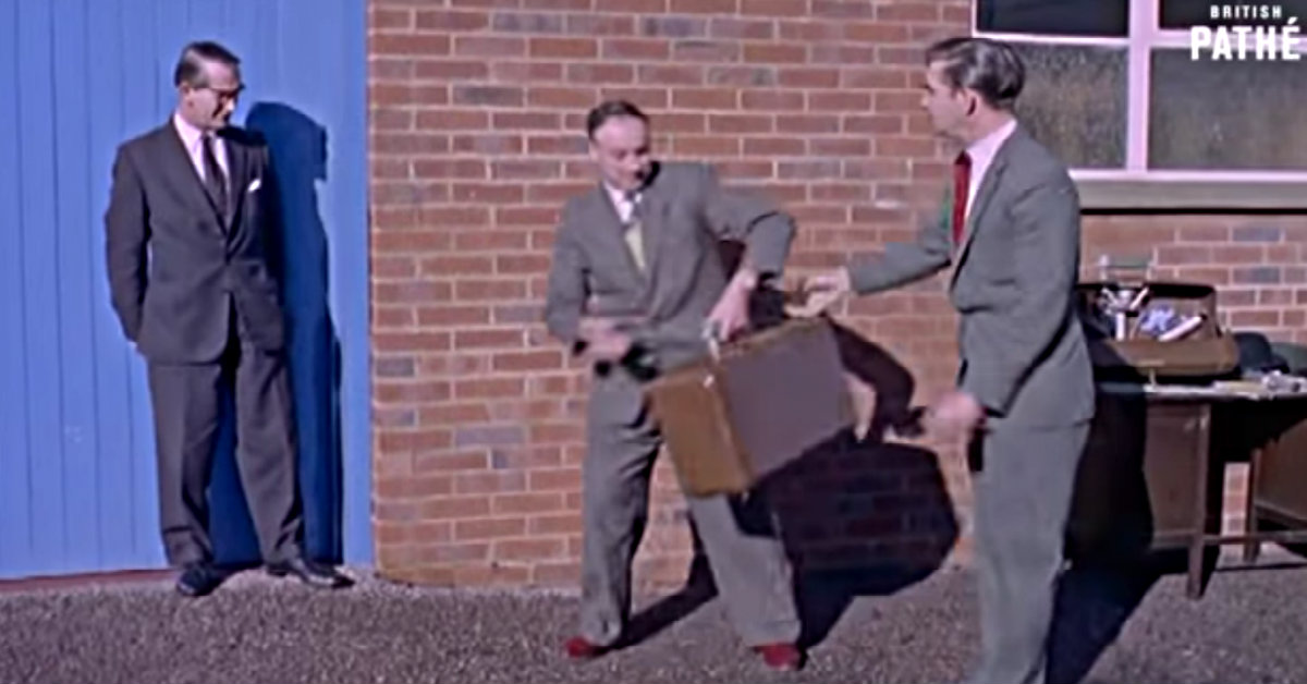 He Tries To Steal This Man’s Briefcase, But Watch What Happens Next