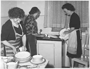 11 Old Apron Photos That Look Just Like One My Mother Wore | Page 2 ...