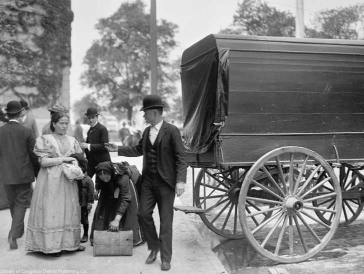 24 Remarkable Photos of Immigrants from Around 1900 Show a Time Like No ...