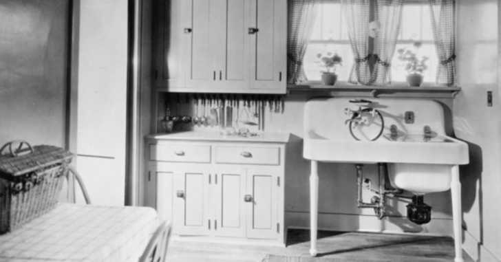 The Evolution Of Kitchens In 28 Photos, Original 1920s Kitchen Cabinets