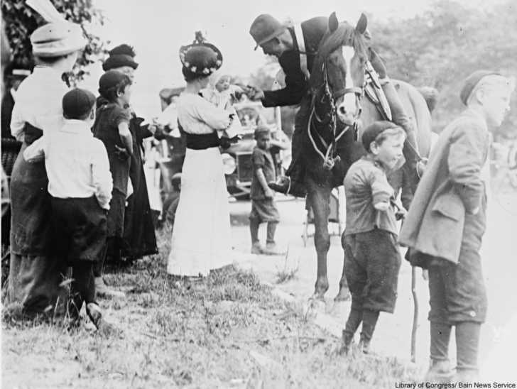 The Bittersweet Goodbye & Welcome Home Kisses of WWI Soldiers Captured ...