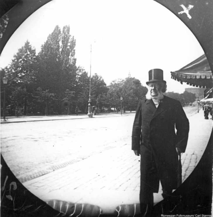 1890s Spy Cam Photos Show Early Street Photography & (Surprise
