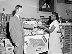 21 Strangely Enchanting Grocery Store Photos from the Old Days | Dusty ...