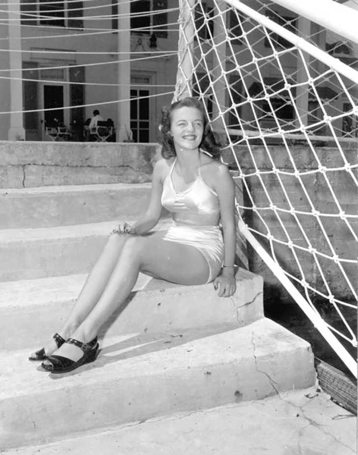 Women Worn Bullet Bra in the 1940s and 1950s (7)