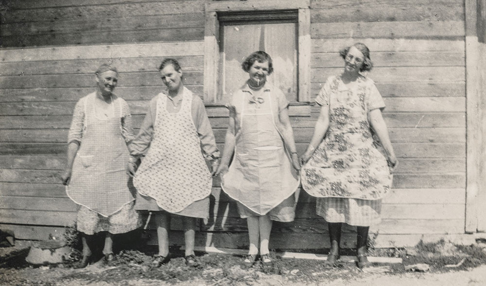 12 Kinds of Aprons You Never See Anymore | Dusty Old Thing