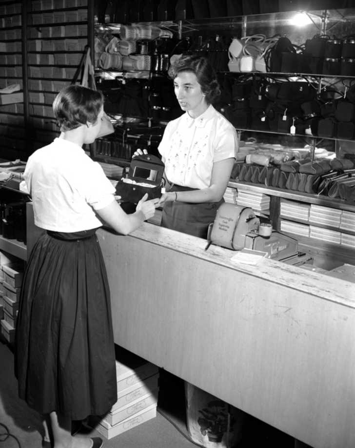 10 Photos of What Shopping Was Like in the 1950s