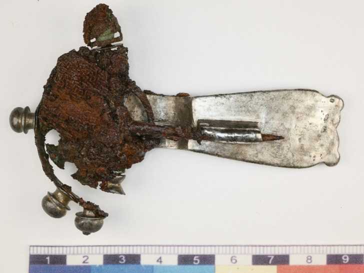 silver and gold belt buckle found in 5th century grave in Czech Republic