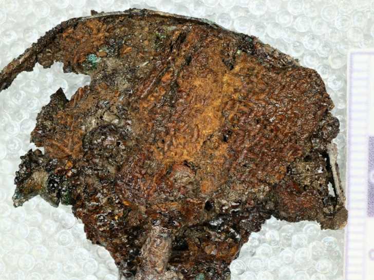 scrap of woven fabric found in a 5h century grave