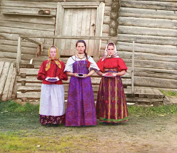 3 Russian peasant girls, 1909