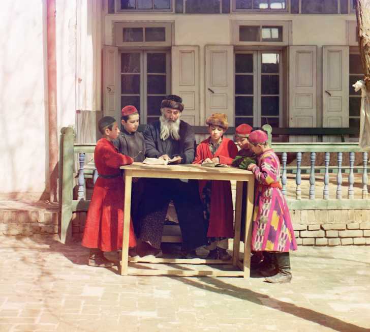 Group of Jewish children with a teacher. Samarkand" (Uzbekistan)