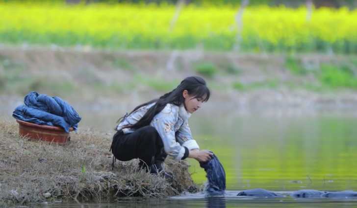 Chinese vlogger, Li Ziqi, shows traditional way of life in rural Sichuan