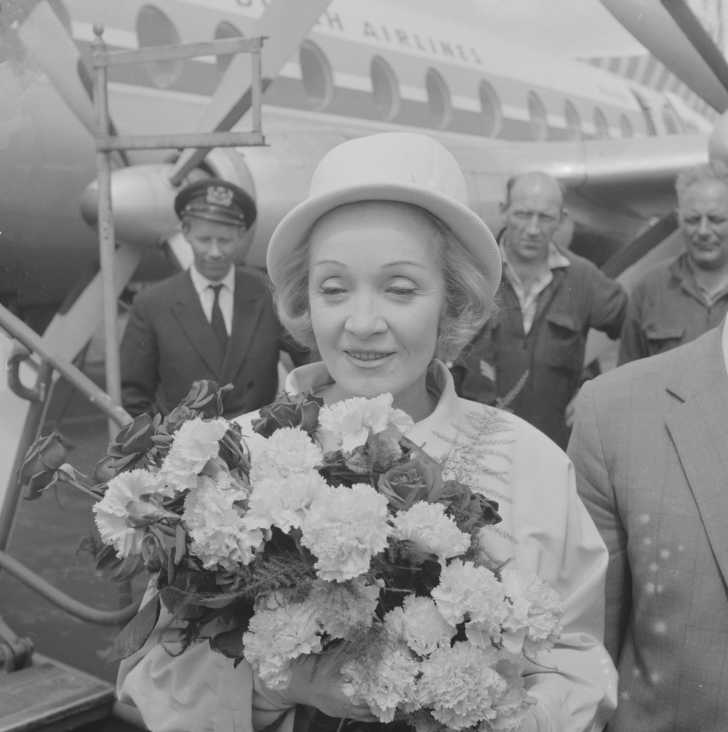 Marlene Dietrich with a bouquet of flowers, 1962