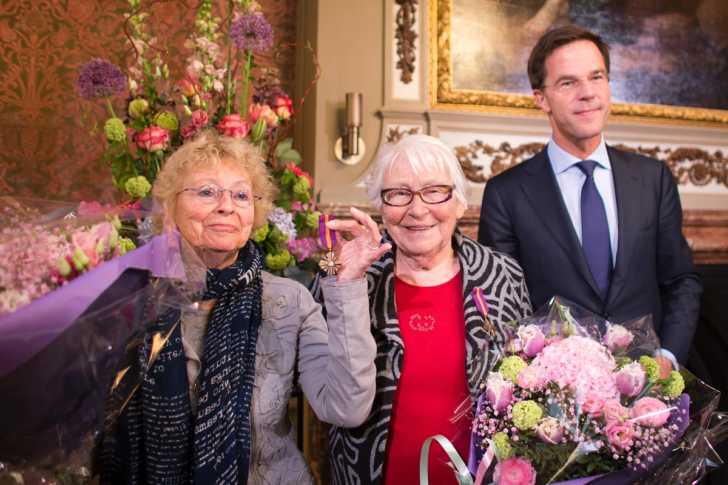  Freddie-and Truss Oversteegen receiving medals of honor