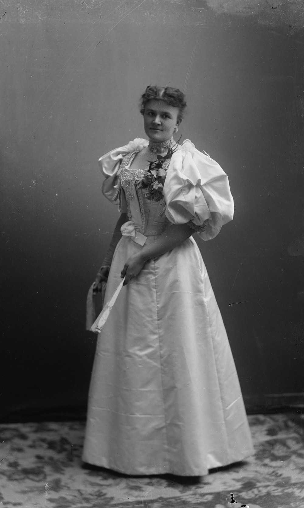 1890s portrait of a fashionable woman