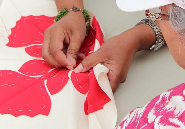 hand quilting in the Hawaiian style