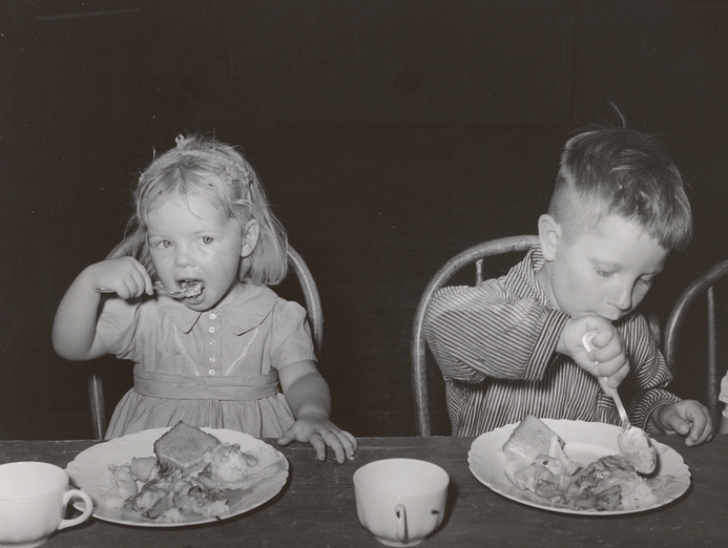 children eating lunch 1940