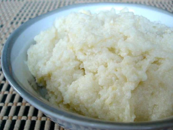 mashed cauliflower in ceramic bowl