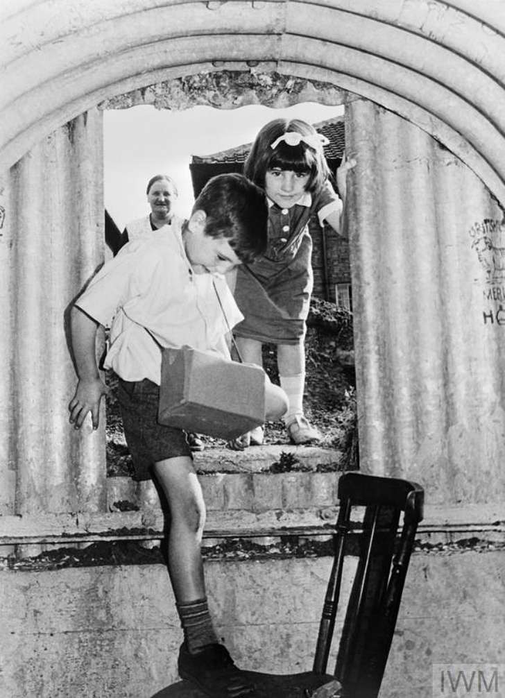 children entering a London Anderson bomb shleter in 1940