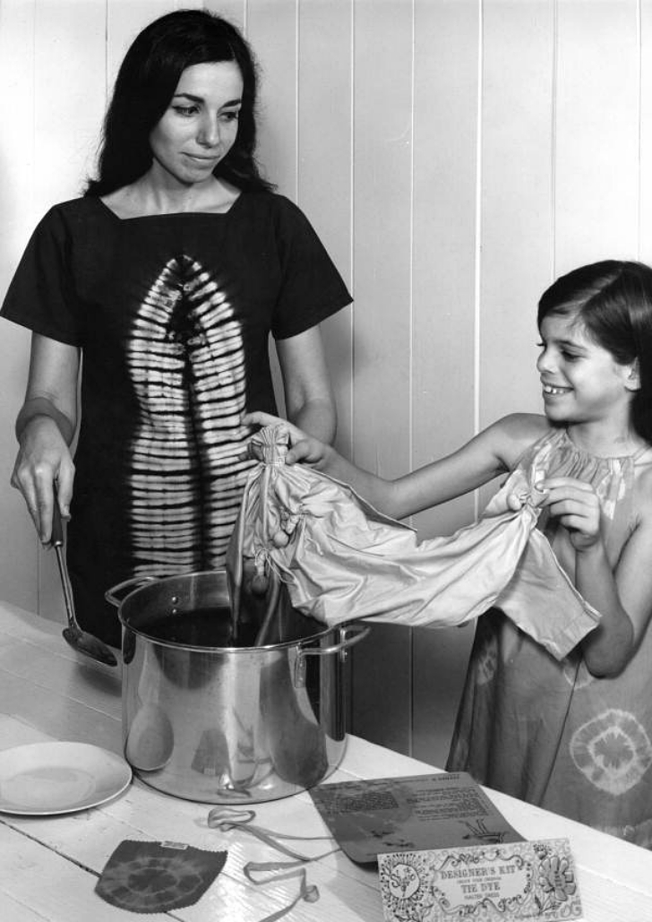 mother and daughter tie-dyeing a dress