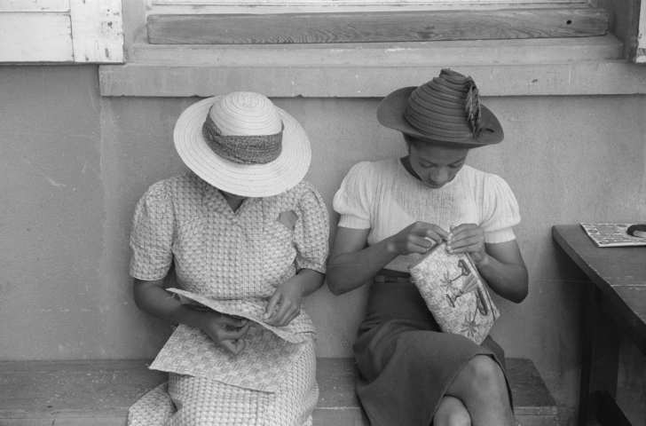 2 women making straw purses, 1941