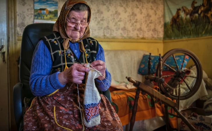 Kihnu woman knitting