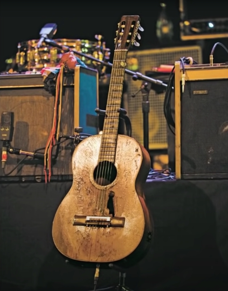 The Story Behind Willie Nelsons Guitar Trigger Dusty Old Thing 