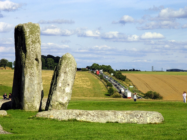 heavy road traffic around Stonehenge