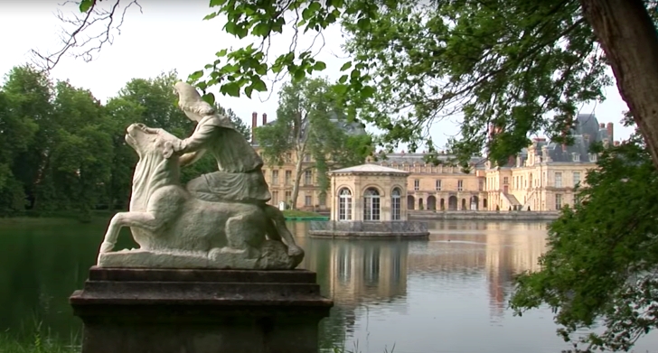 exterior of the Palace of Fontainebleau 