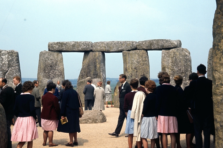 Stonehengs in 1963 surrounded by visitors