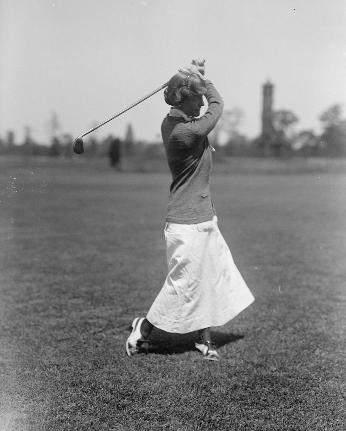 woman playing golf 1910s