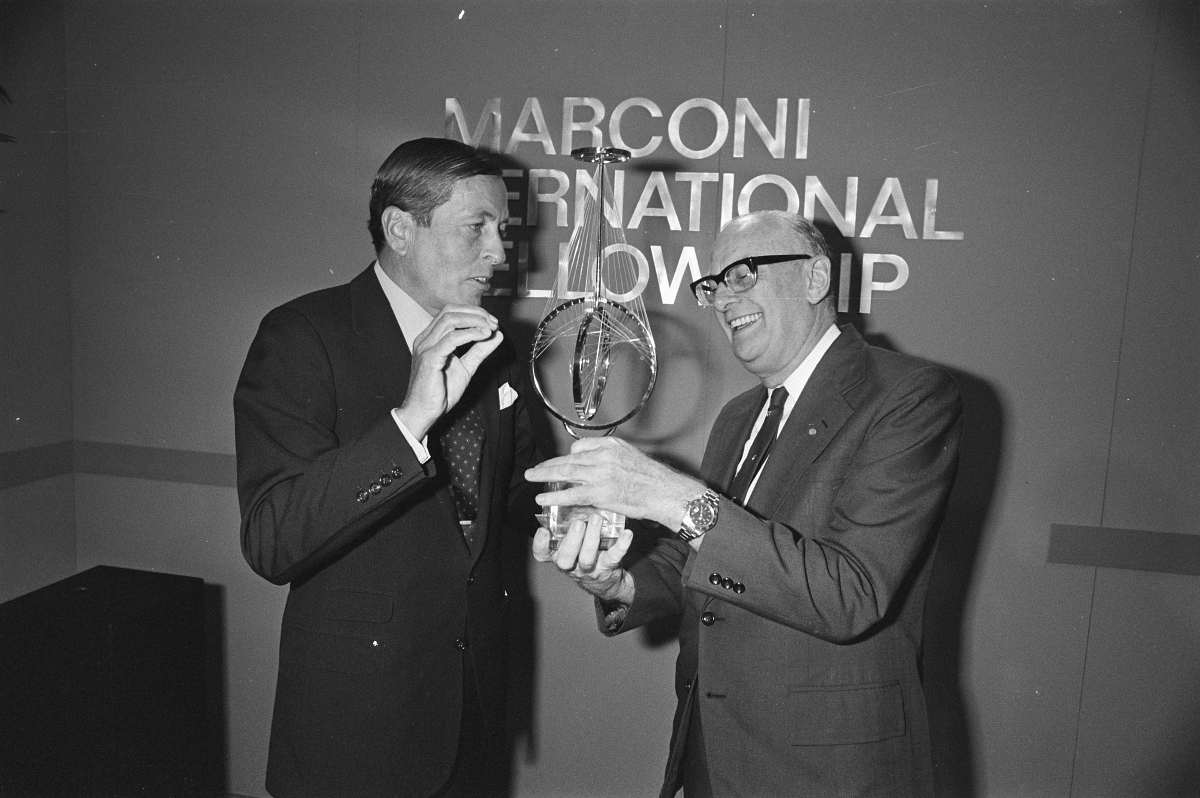 Arthur C Clarke receiving the Marconi International Fellowship Award