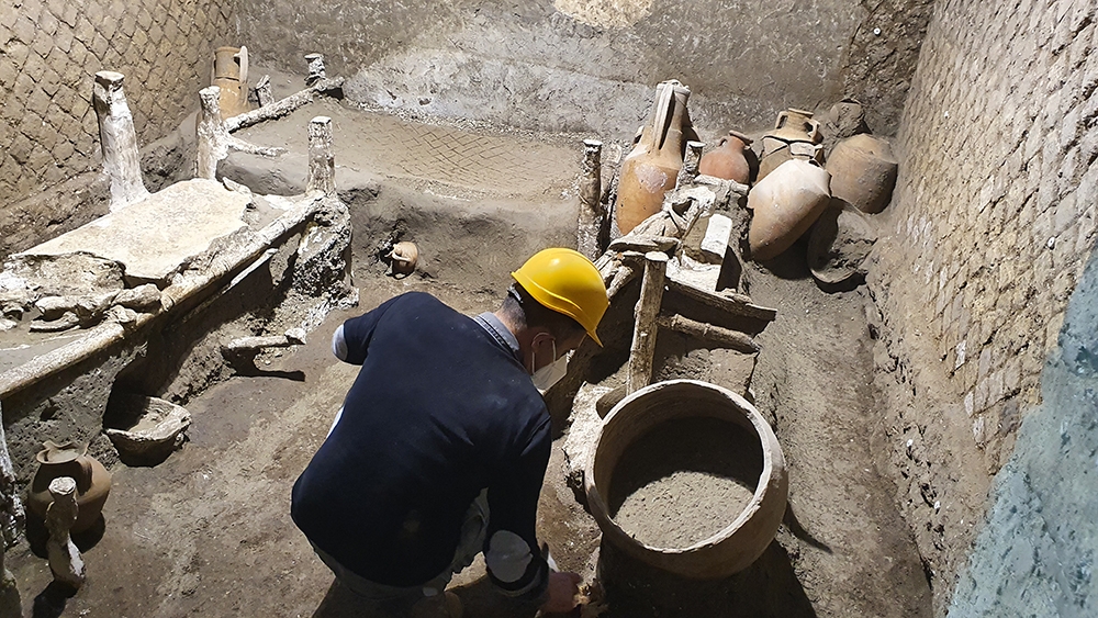 archaeologist working at Civita Giuliana Pompeii
