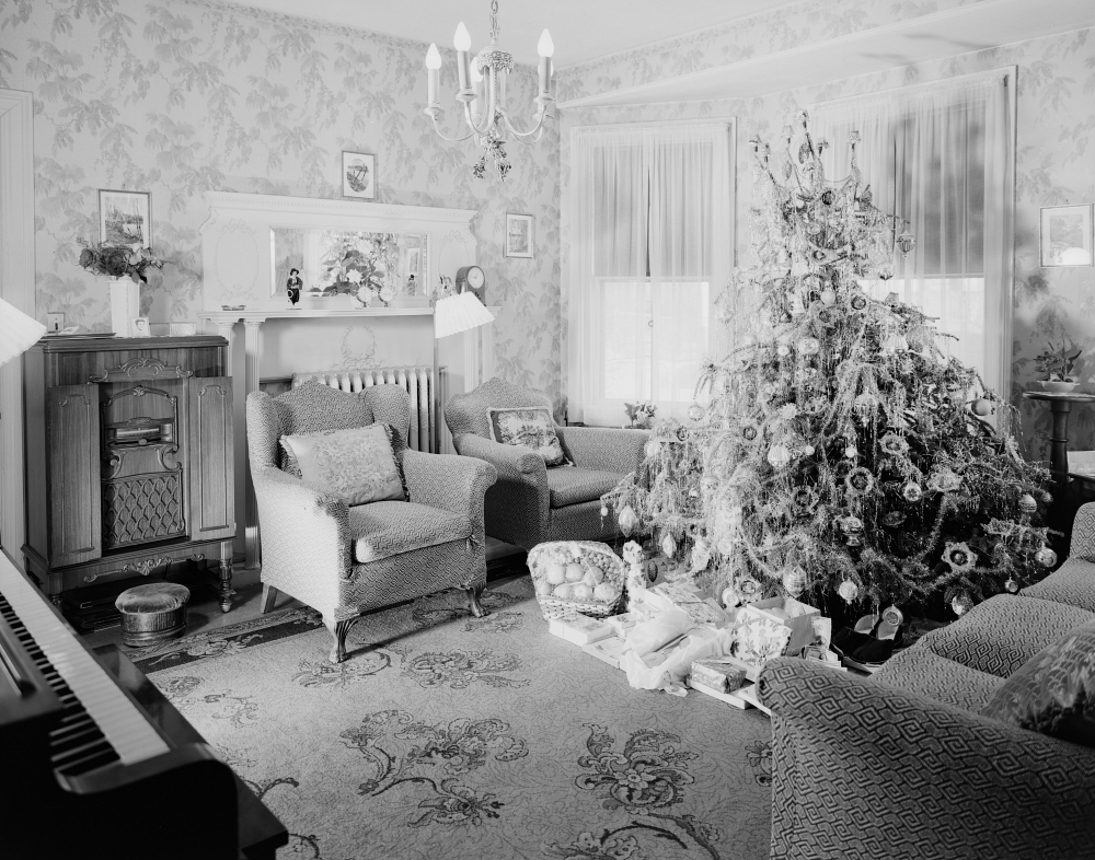 1942 Christmas tree with gifts