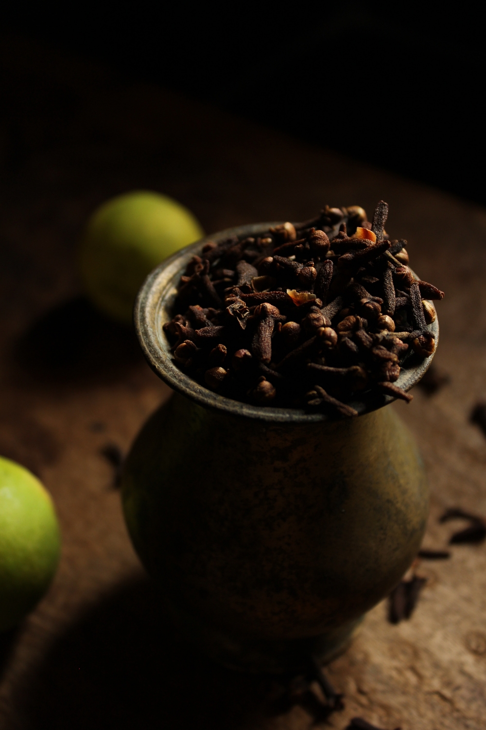small pot of dried cloves