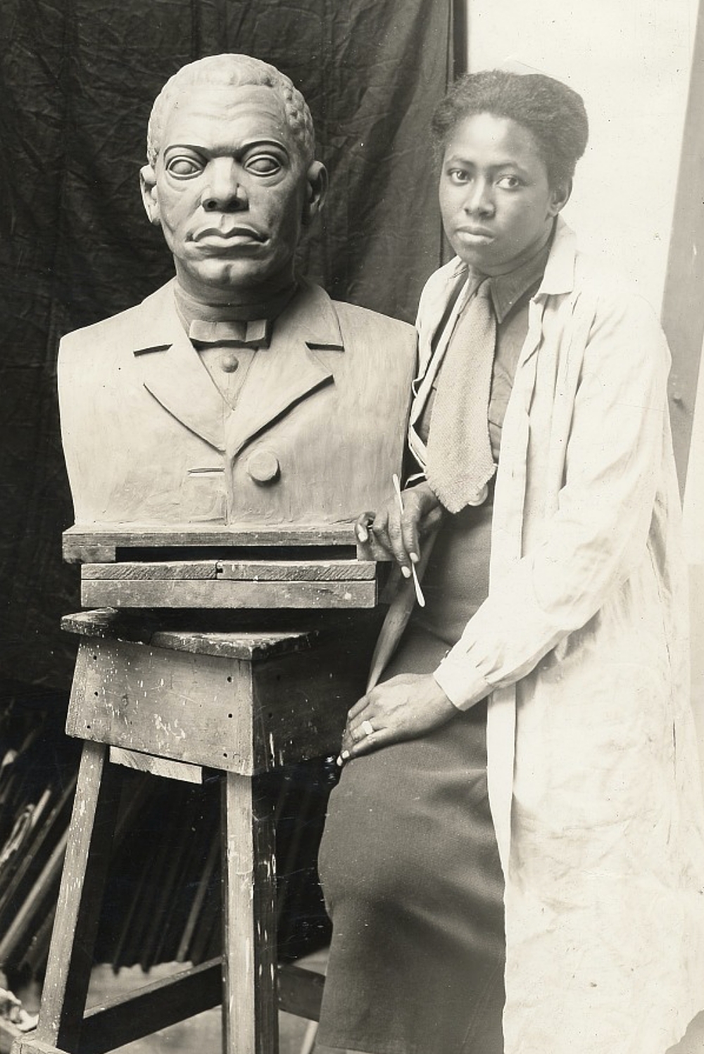 Selma Burke with a bust of Booker T Washington