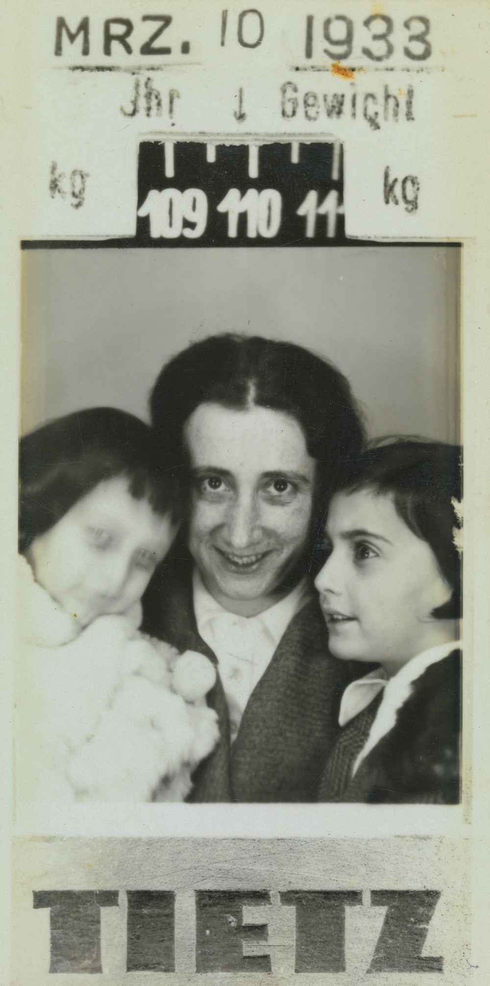 1933 Edith Frank with Anne and Margot
