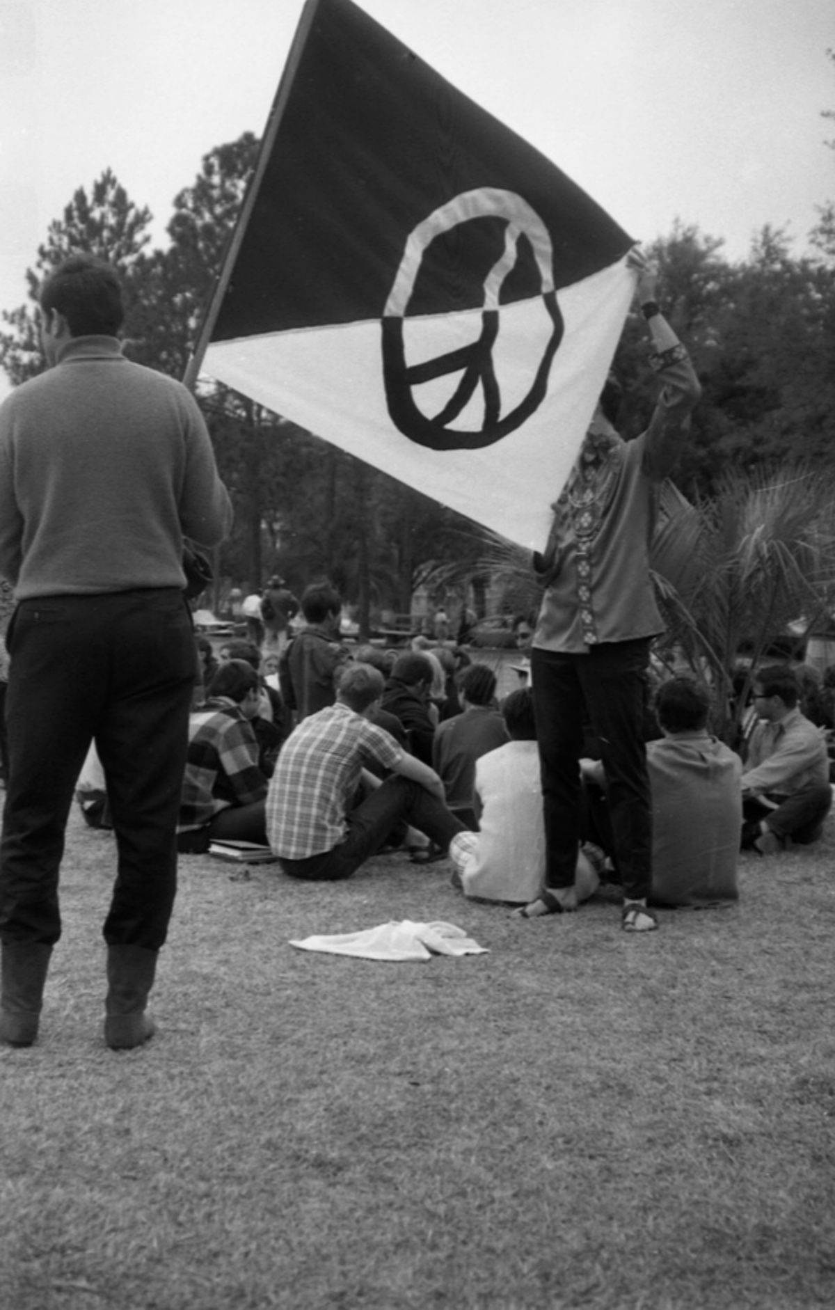 protesters with peace flag, Florida, 1968
