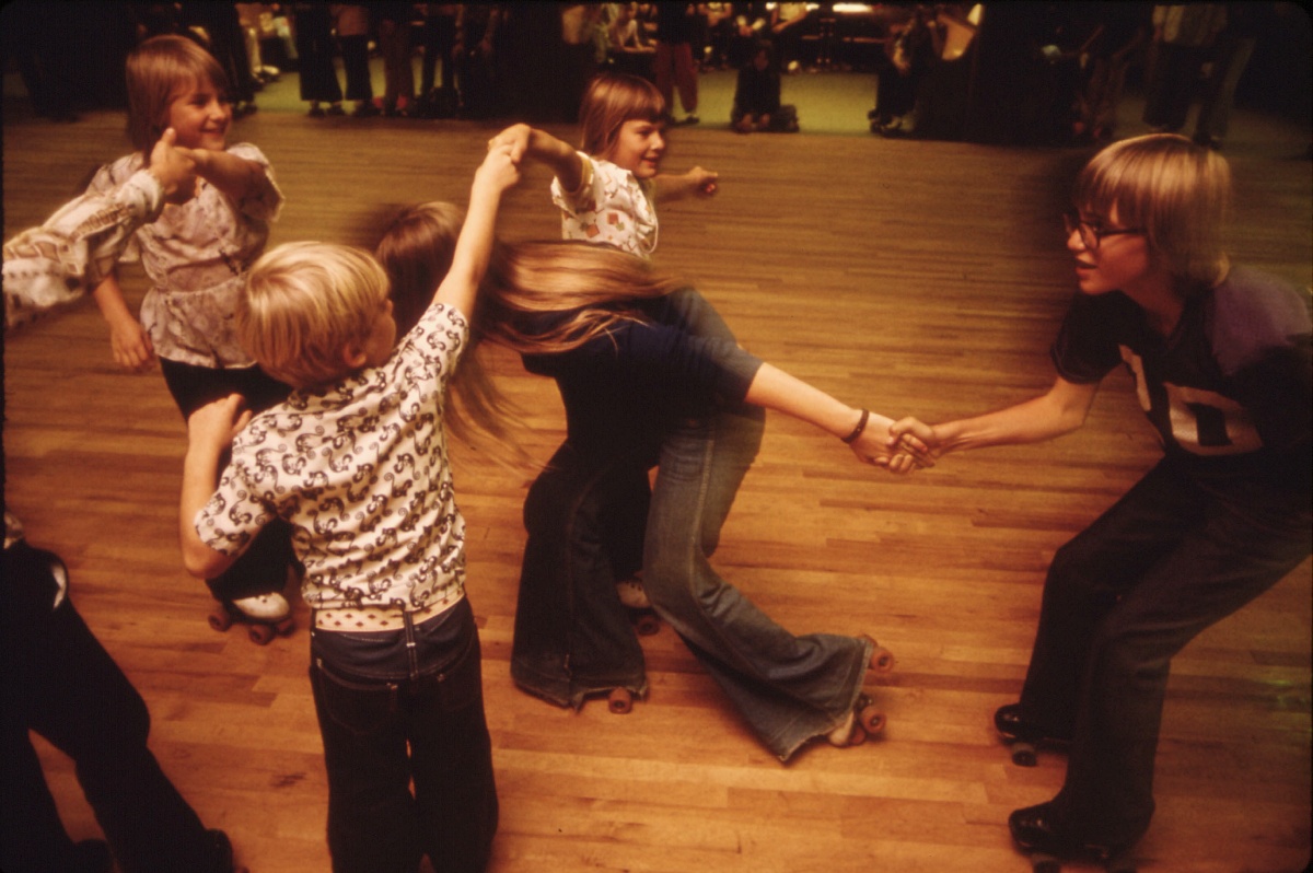 kids roller skating in the 1970s