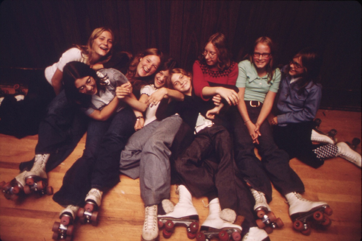 kids roller skating in the 1970s