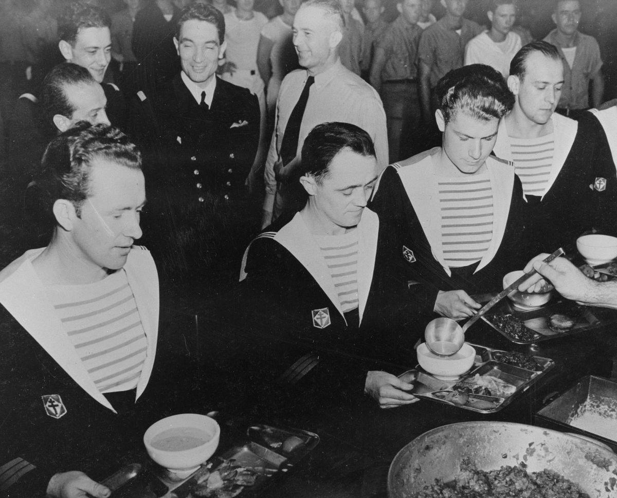 French sailors dining with US sailors in Florida in 1942