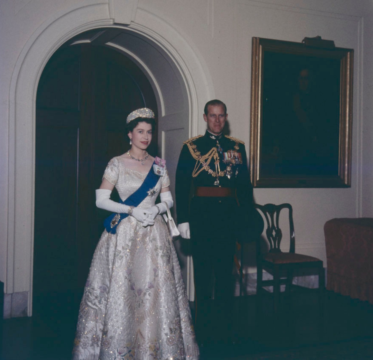 EQ II in her coronation gown