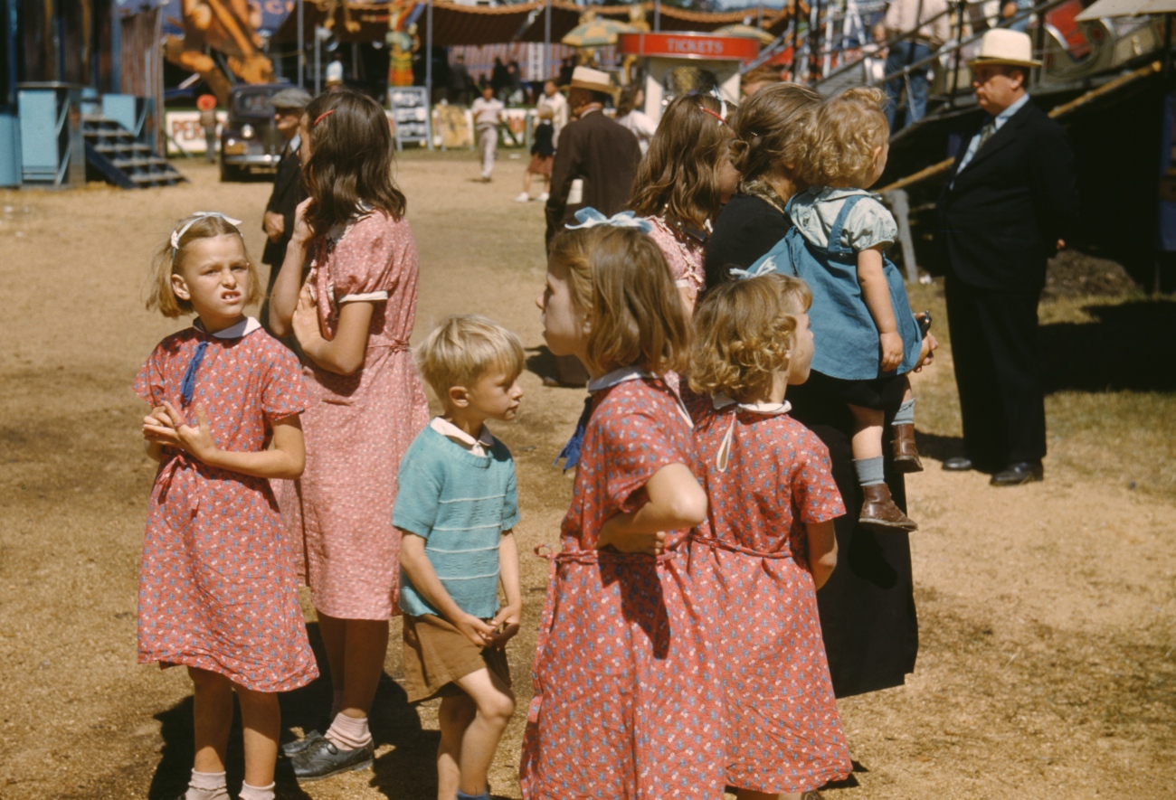 girls in feedsack dresses early 1940d